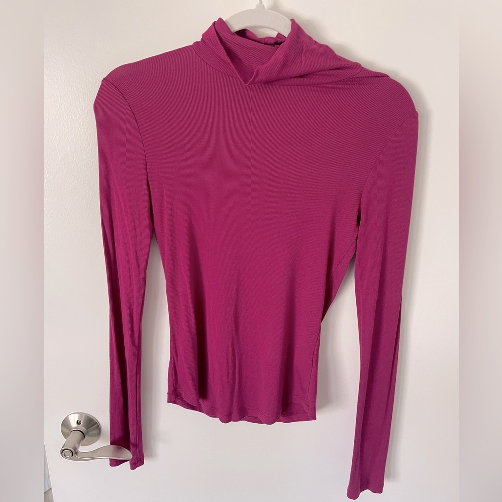 Talula Ribbed Turtleneck in size Small